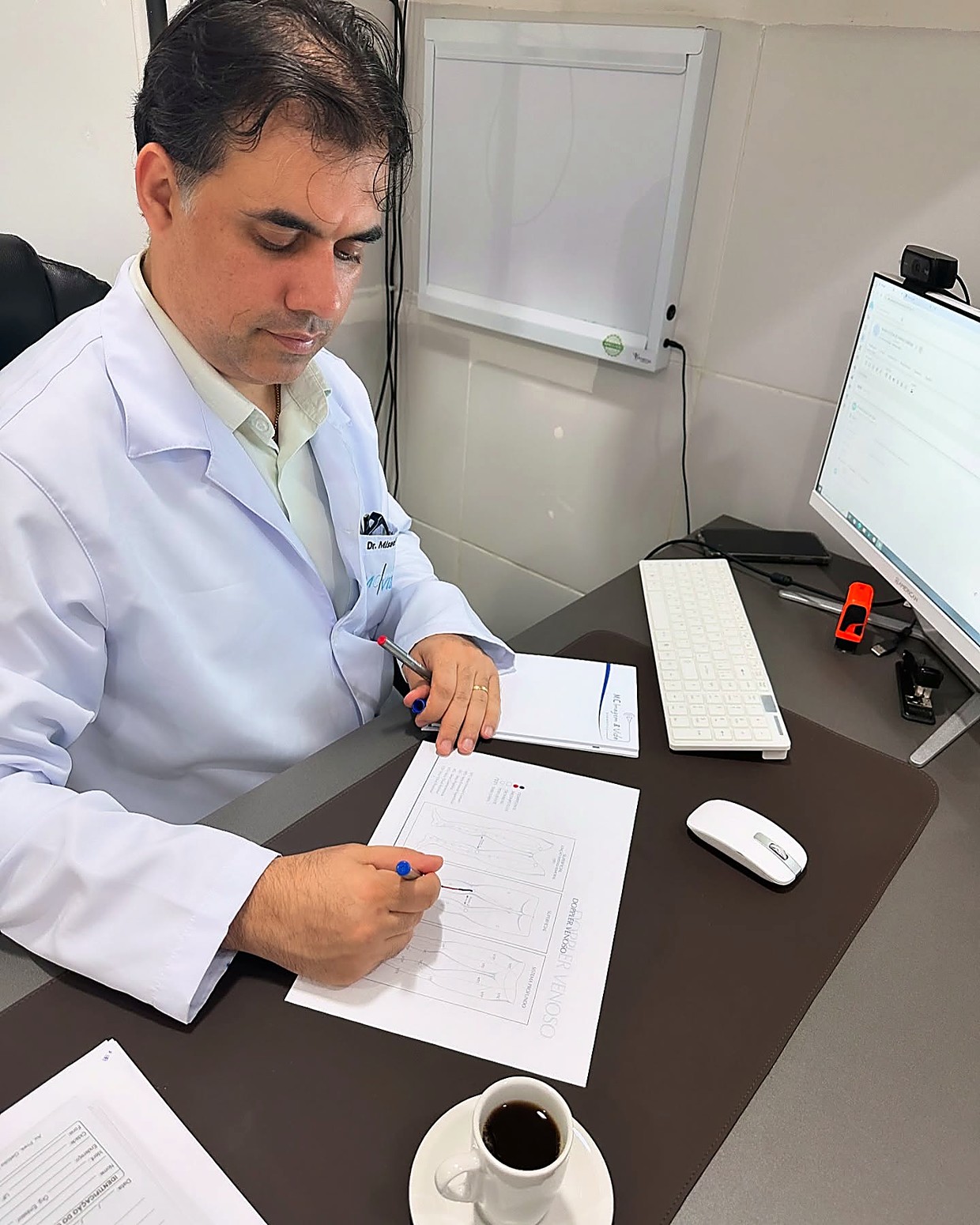 Dr. Misael Mustafa elaborando um laudo de ultrassonografia